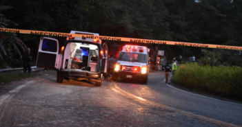 Muere mujer tras volcadura en carretera federal 200 a la altura de Mesillas