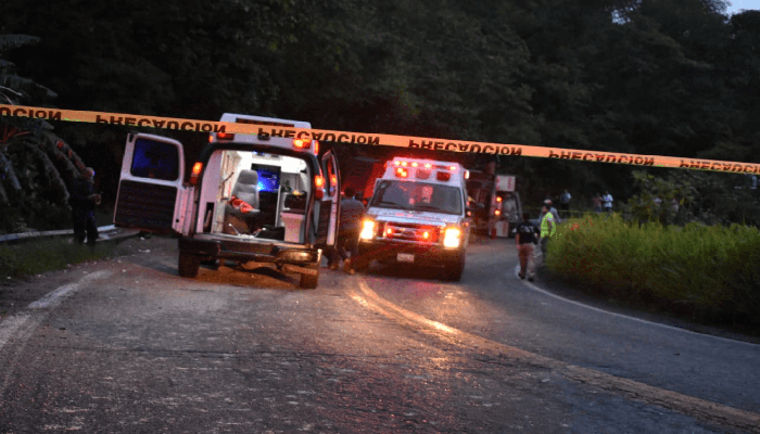 Muere mujer tras volcadura en carretera federal 200 a la altura de Mesillas