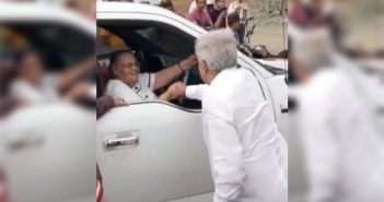 Saluda AMLO a la mamá del 'Chapo' en su visita a Badiraguato