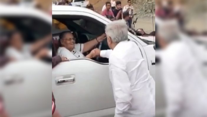 Saluda AMLO a la mamá del 'Chapo' en su visita a Badiraguato