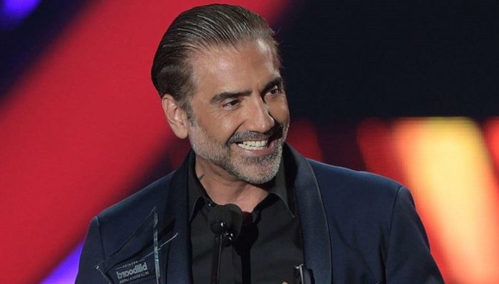 Piden dejar de cantar 'Mátalas' de Alejandro Fernández