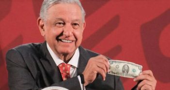 Expone AMLO sus 'amuletos' contra el coronavirus