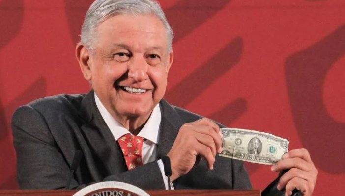 Expone AMLO sus 'amuletos' contra el coronavirus