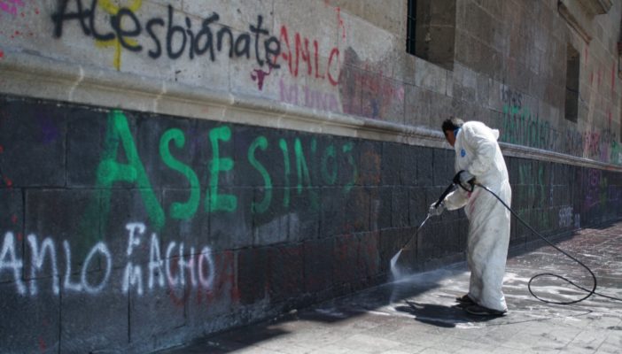 Restauran palacio nacional tras pintas por el 8M