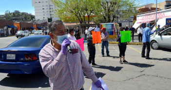 Mexicanos bloquean frontera con USA para que no traigan el coronavirus