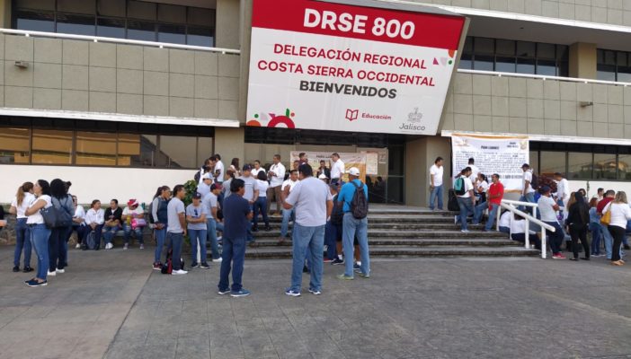 ¡Paro escolar! Docentes se manifiestan por falta de pagos