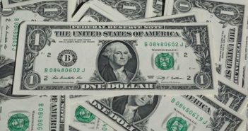 Dólar cierra por primera vez arriba de 25 pesos en bancos