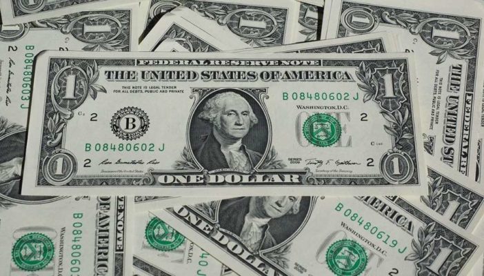 Dólar cierra por primera vez arriba de 25 pesos en bancos