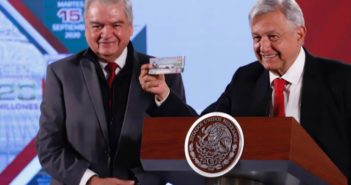 Mujeres critican venta de cachitos justo el día del paro; AMLO lo cambia