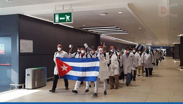 ¿Cuántos médicos cubanos fueron enviados a Italia?