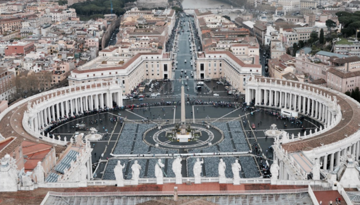 El Vaticano confirma caso de COVID-19 en residencia del Papa