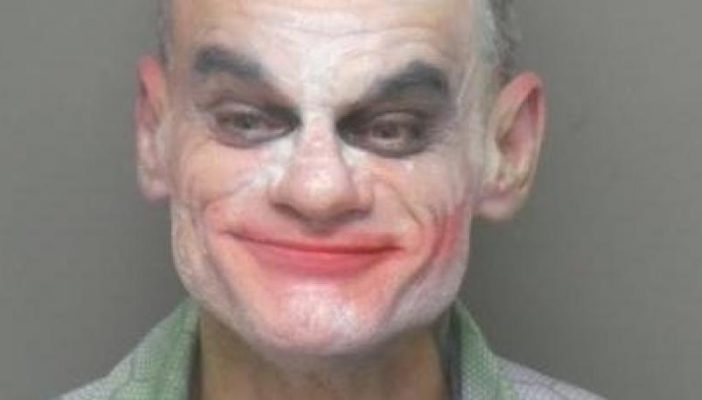 Disfrazado del ‘Joker’ amenaza en Facebook con emprender una masacre