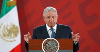 'Ni un paso atrás', dice AMLO a quienes le piden cancelar tren maya y refinería