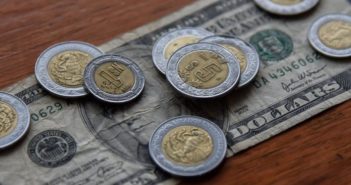 ¡No deja de superarse! Dólar supera barrera de los 24 pesos