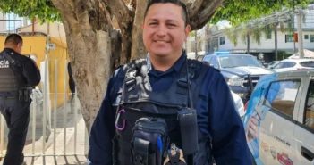 Cae niño de cuarto piso, policía lo atrapa