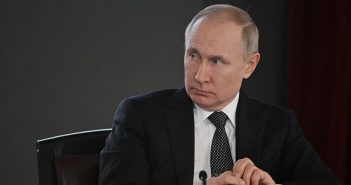 Vladimir Putin declara abril mes de asueto con salario