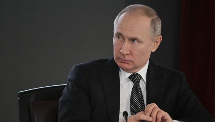 Vladimir Putin declara abril mes de asueto con salario