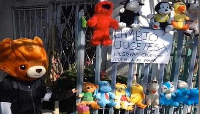 "Cambio juguetes por comida", el mensaje que conmovió las redes