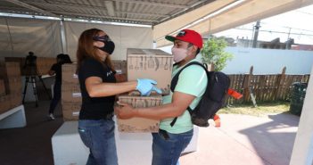 Chivas entrega despensas a familias afectadas por coronavirus