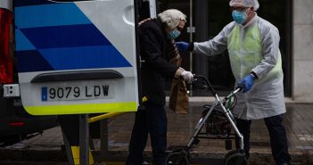 España reporta 367 muertos en un día, la cifra más baja en 1 mes