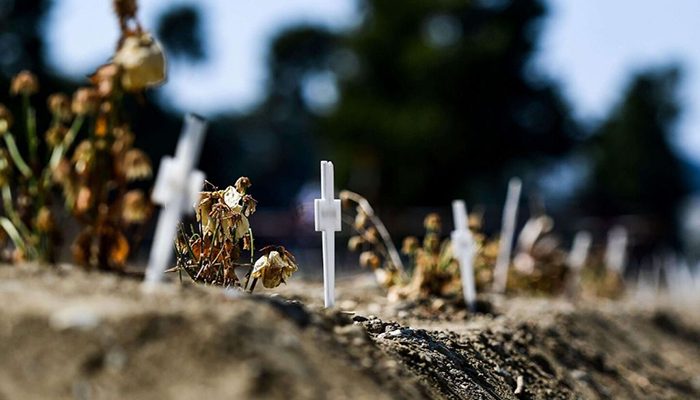 Milán entierra decenas de cuerpos no reclamados de víctimas de COVID-19