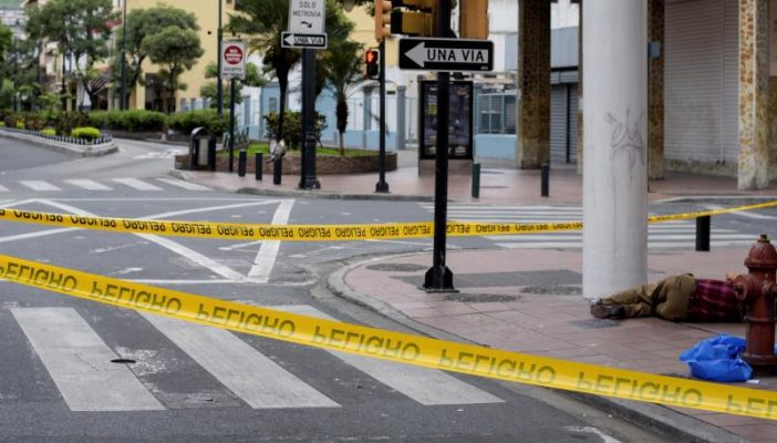 Apilan cuerpos en Ecuador; desconocen si son por COVID-19