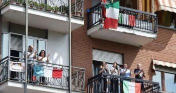 Italia registra 415 muertos en 24 horas, la menor cifra en más de un mes