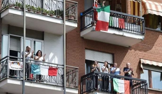 Italia registra 415 muertos en 24 horas, la menor cifra en más de un mes