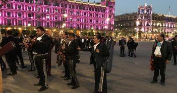 Mariachis tocan afuera de Palacio Nacional para pedir apoyos