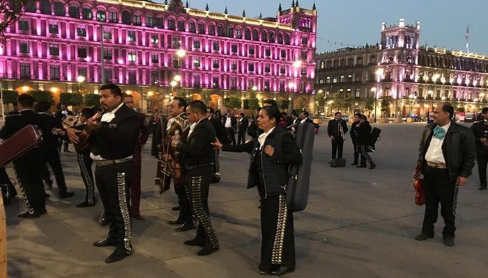 Mariachis tocan afuera de Palacio Nacional para pedir apoyos