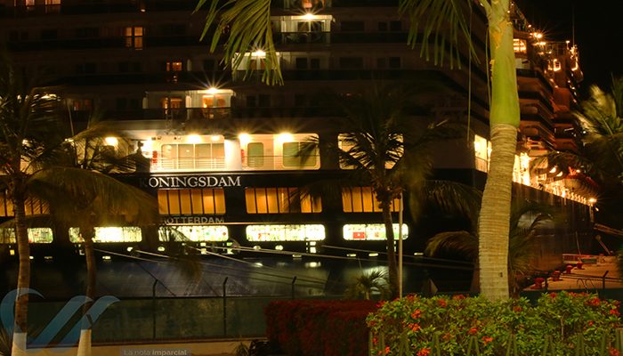 Dejan bajar a los 20 tripulantes mexicanos del Koningsdam en Puerto Vallarta