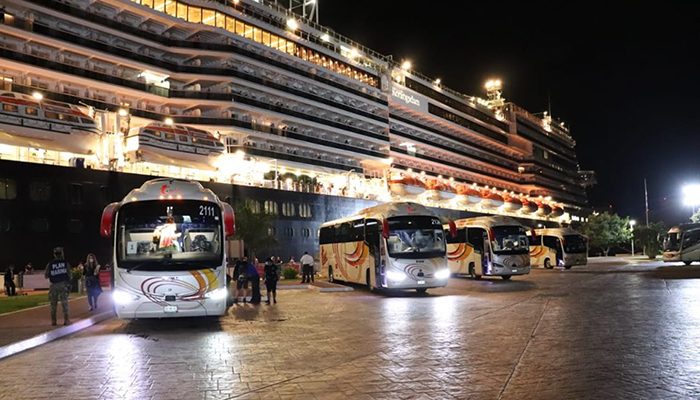 ¡Sí dejaron bajar en PV a los tripulantes del Koningsdam!