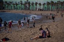 Reabren playas en Barcelona; la gente se vuelca a ellas