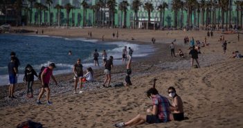 Reabren playas en Barcelona; la gente se vuelca a ellas
