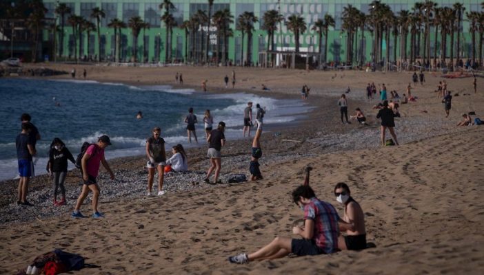 Reabren playas en Barcelona; la gente se vuelca a ellas