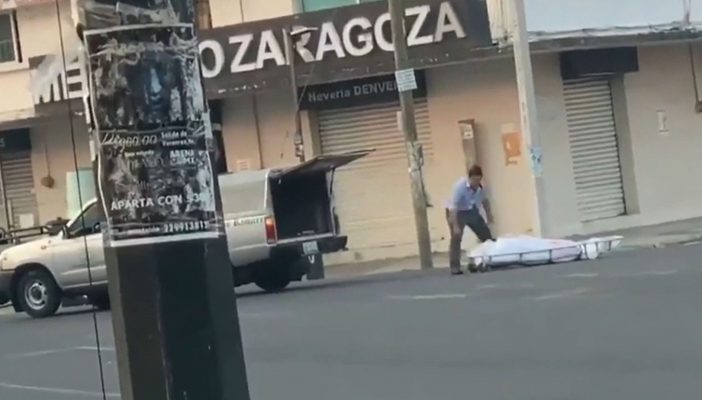 Se les cayó el muertito en plena calle