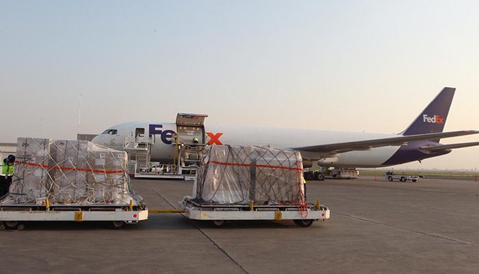 Llega a México cuarto vuelo de EU con ventiladores para Covid-19