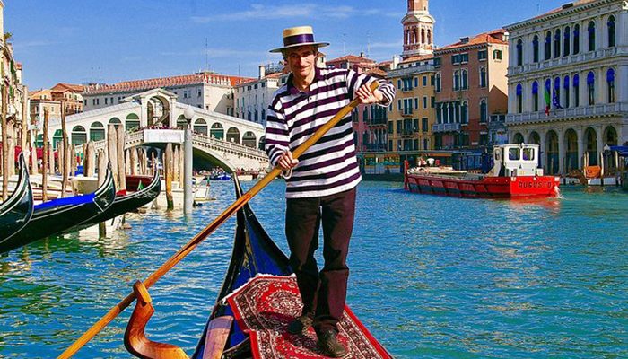 Regresan las góndolas a Venecia, a pesar de no haber turistas