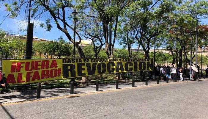 Se manifiestan frente al congreso local por deuda de Jalisco