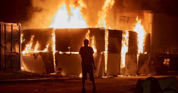 Manifestantes prenden fuegos en comisaría en Minneapolis