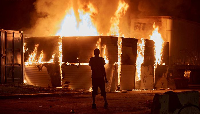 Manifestantes prenden fuegos en comisaría en Minneapolis