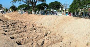 Hay capacidad en panteones por muertes de Covid-19, dice AMLO