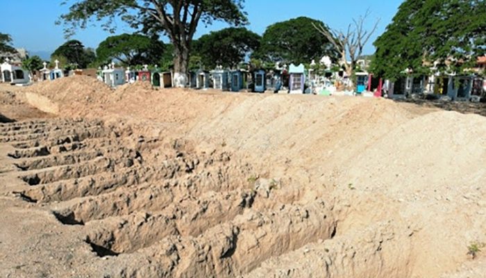 Hay capacidad en panteones por muertes de Covid-19, dice AMLO