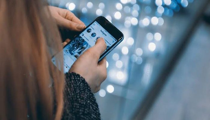 Niña se suicida porque sus padres le quitaron su teléfono