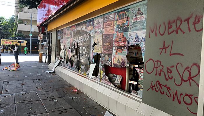 Encapuchados causan destrozos en CDMX por asesinatos de Floyd y Giovanni