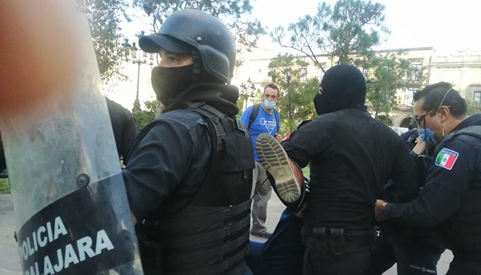 Por detenciones ilegales, fiscalía suspende a 14 elementos