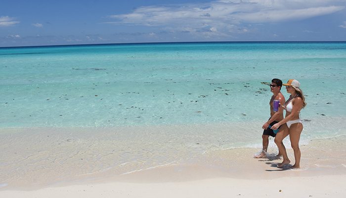 Sin miedo al covid, turistas empiezan a llegar al Caribe mexicano