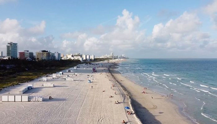 Abren playas de Miami después de tres meses de cierre por el coronavirus