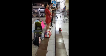 Pareja canta frente a supermercado para comprar pañales y leche