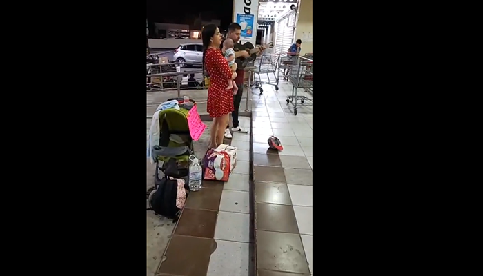 Pareja canta frente a supermercado para comprar pañales y leche